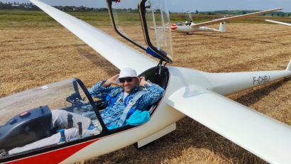Alexandru Trandabăț, instructor voluntar la Aeroclubul „Alexandru Matei” Iași: „zborul cu planorul este cel mai aproape de zborul liber. Imaginați-vă că este o aeronavă care are peste 500 de kilograme, perfect guvernabilă, exact ca un avion, doar că nu are motor”. Emisiunea „Weekend cu prieteni” (28.09.2025)