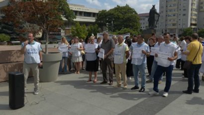 (AUDIO) Profesorii din județul Vaslui au pichetat, astăzi, sediul Prefecturii