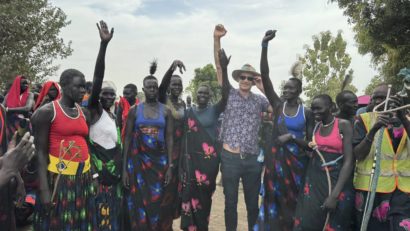 Dragoș Nica, geograf ieșean, oaspete al triburilor din Sudanul de Sud: cei din comunitatea Mundari „au un cult al vacii, o consideră sacră, iar cirezile și le apără cu mitraliere”. Emisiunea „Weekend cu prieteni”, realizator- Horia Daraban (21.09.2025)