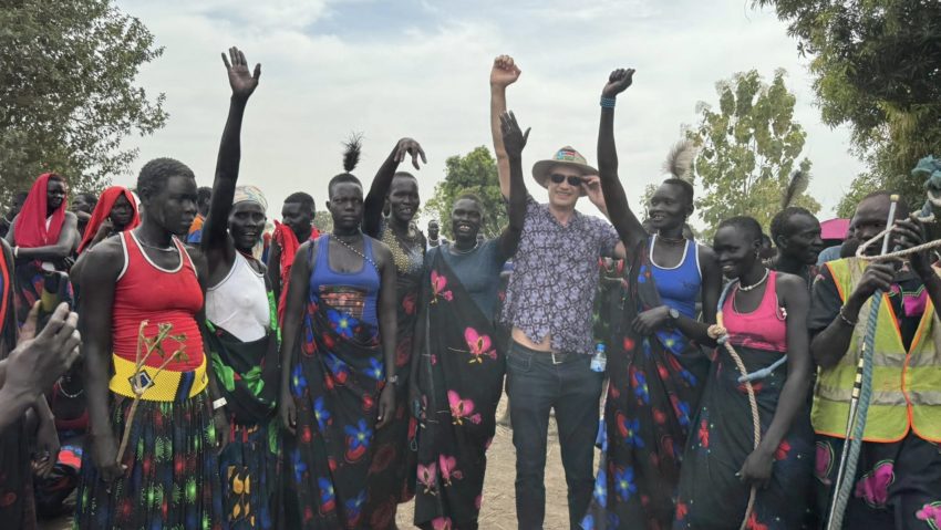 Dragoș Nica, geograf ieșean, oaspete al triburilor din Sudanul de Sud: cei din comunitatea Mundari „au un cult al vacii, o consideră sacră, iar cirezile și le apără cu mitraliere”. Emisiunea „Weekend cu prieteni”, realizator- Horia Daraban (21.09.2025)