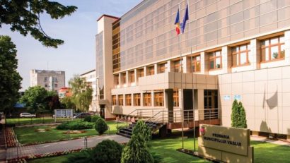 Vaslui: Firma care asigură mentenanţa iluminatului public cere încetarea contractului după cazul copilului electrocutat
