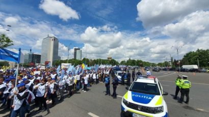 Profesorii au continuat seria protestelor în Piaţa Victoriei din capitală