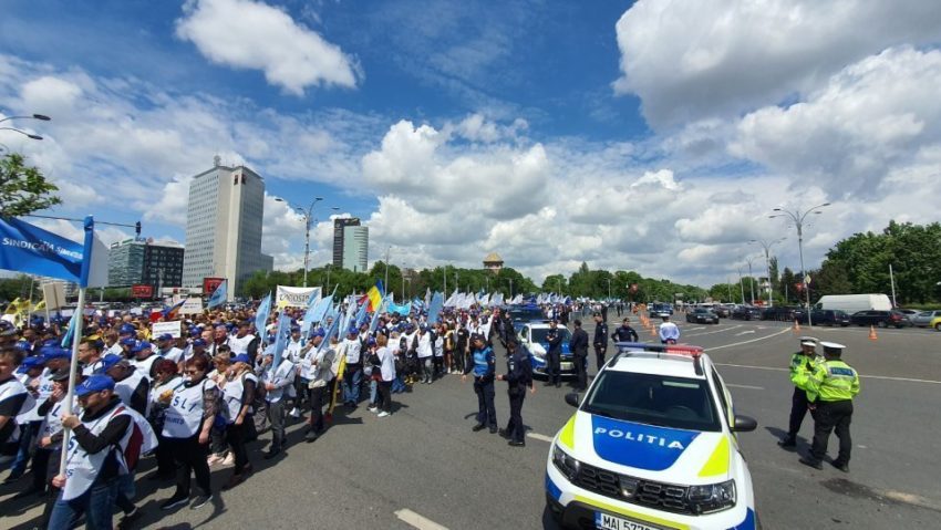 Profesorii au continuat seria protestelor în Piaţa Victoriei din capitală Profesorii au continuat seria protestelor în Piaţa Victoriei din capitală