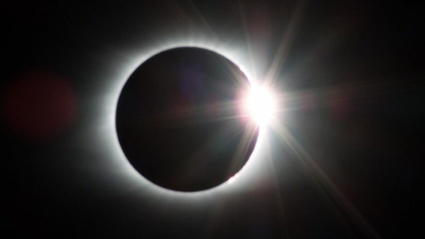 Pasionaţii de astronomie vor putea admira duminică seară o eclipsă de lună