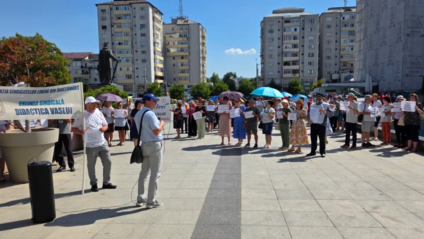 (AUDIO/FOTO) În prima zi a noului an școlar, cadrele didactice din Vaslui opresc orele și ies în stradă