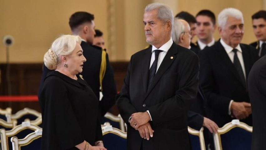 Reacții politice după apariția foștilor premieri români la Beijing alături de Vladimir Putin Reacții politice după apariția foștilor premieri români la Beijing alături de Vladimir Putin
