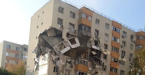 Trei persoane au murit şi 14 au fost rănite în urma exploziei produse într-un bloc de locuinţe din cartierul Rahova Trei persoane au murit şi 14 au fost rănite în urma exploziei produse într-un bloc de locuinţe din cartierul Rahova
