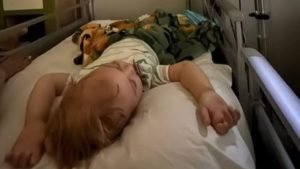 O mamă din Iași cere ajutor pentru fiul său diagnosticat cu cancer