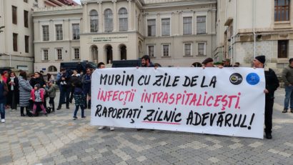 (FOTO/VIDEO) Lumânări aprinse la Iași în memoria copiilor morți la Spitalul Clinic de Urgență ”Sfânta Maria”