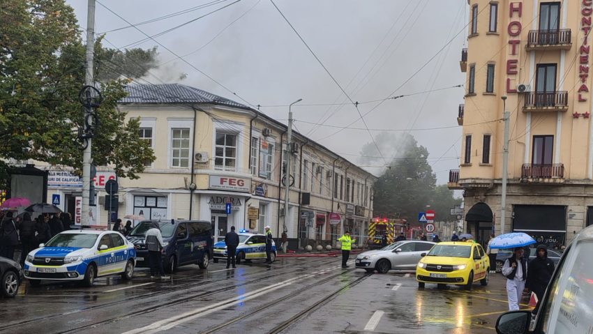 (FOTO) Iași: Incendiu la un apartament de pe strada Cuza Vodă