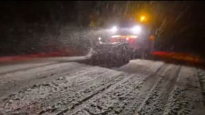 (FOTO) Iarnă pe drumurile din zona montană a județului Neamț