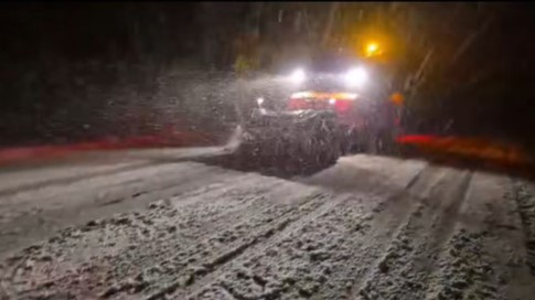 (FOTO) Iarnă pe drumurile din zona montană a județului Neamț