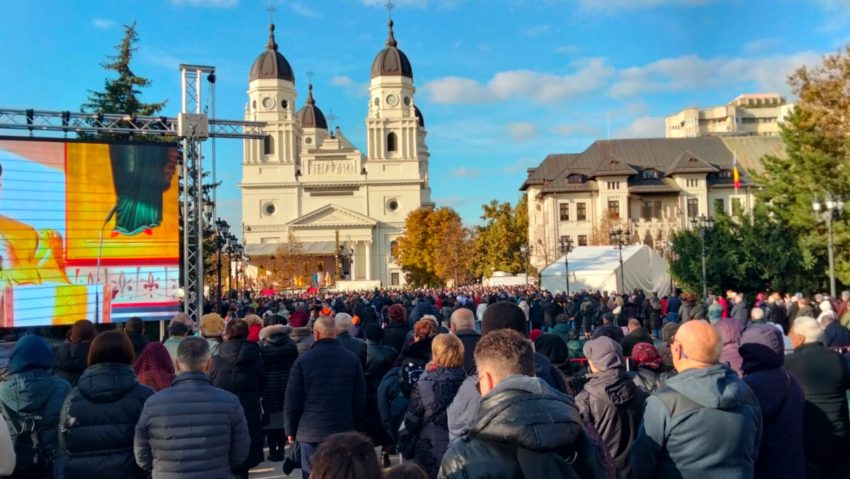 (FOTO/AUDIO) Mii de credincioși au participat la Sfânta Liturghie de Hramul Sfintei Cuvioase Parascheva la Iași (FOTO/AUDIO) Mii de credincioși au participat la Sfânta Liturghie de Hramul Sfintei Cuvioase Parascheva la Iași