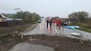 Iaşi: Două persoane au murit după ce un autotren s-a răsturnat peste un autoturism Iaşi: Două persoane au murit după ce un autotren s-a răsturnat peste un autoturism