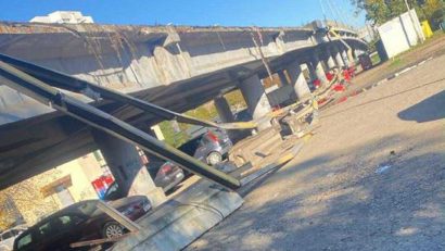 (AUDIO/FOTO) O parte din balustrada Podului Narcisa din Bacău s-a prăbușit