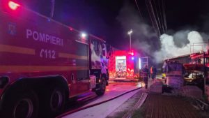 (FOTO/VIDEO) Incendiu uriaș la două hale din Dumbrăveni! Intervin echipaje din Suceava și Botoșani