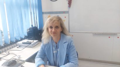 #StareaEducației(INTERVIU) Orele remediale adevărate provocări pentru învățători. Corina Dina, profesor învățământ primar: „Nu cred că cei care au decis introducerea acestor ore s-au gândit la copii. Noi, învățătorii, făceam oricum astfel de activități dacă observam copii care aveau nevoie. Nu era necesar să se introducă obligativitatea acestora.”