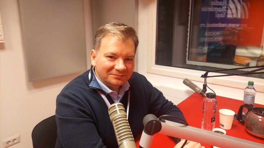 #StareaEducației (INTERVIU) Bogdan Rațiu, profesor Merito, autor de manuale și auxiliare școlare: ”Eu cred că vocea noastră, a profesorilor, nu prea este auzită. Și poate de aceea tot ce vine de sus în jos undeva se rupe. Nu cred că suntem ascultați, nu cred că înțelegem ce înseamnă a negocia niște idei, niște viziuni și nu cred că ni se dă foarte multă încredere.”