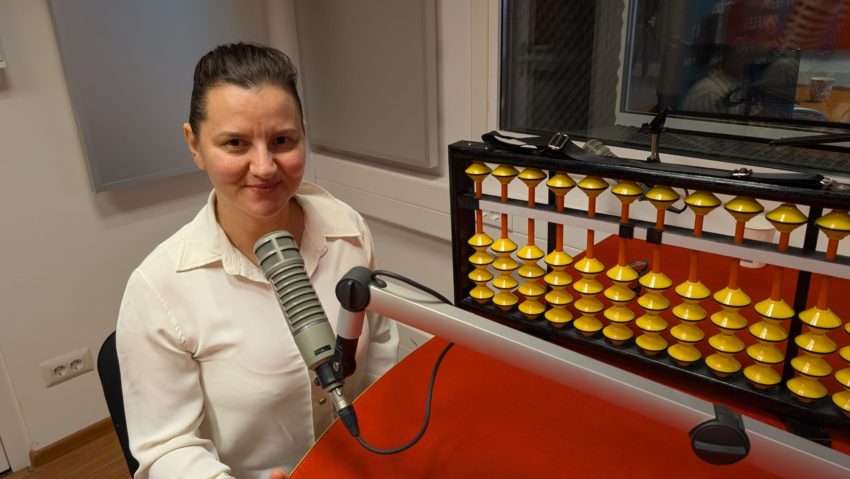 #StareaEducației (INTERVIU) Adriana Mahu, mentor Smarty Kids Iași: ”Aritmetica mentală dezvoltă gândirea și funcționarea ambelor emisfere cerebrale în sincron. Avem copii care ne spun capitalele în timp ce calculează sau copii care pot face două calcule în același timp.” #StareaEducației (INTERVIU) Adriana Mahu, mentor Smarty Kids Iași: ”Aritmetica mentală dezvoltă gândirea și funcționarea ambelor emisfere cerebrale în sincron. Avem copii care ne spun capitalele în timp ce calculează sau copii care pot face două calcule în același timp.”