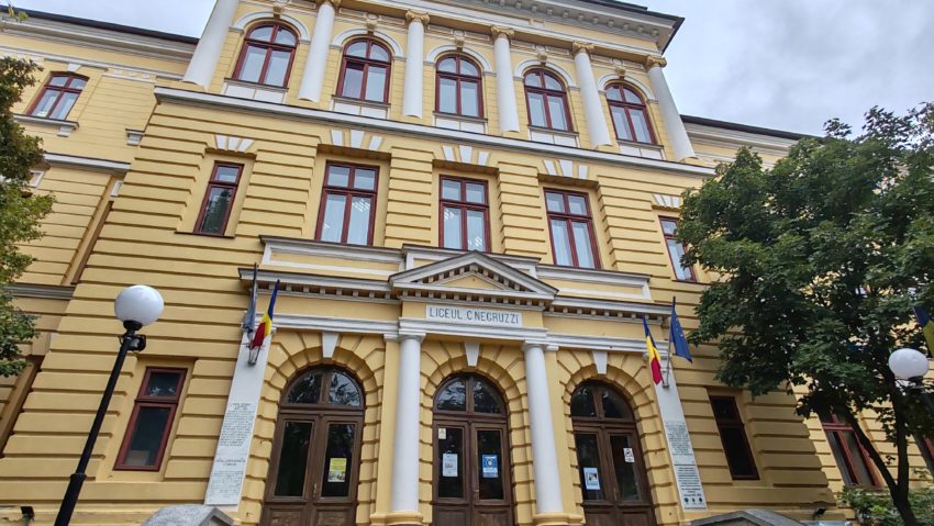 (AUDIO) Evenimente aniversare la Colegiul „Costache Negruzzi” din Iași, 130 de ani de excelență educațională