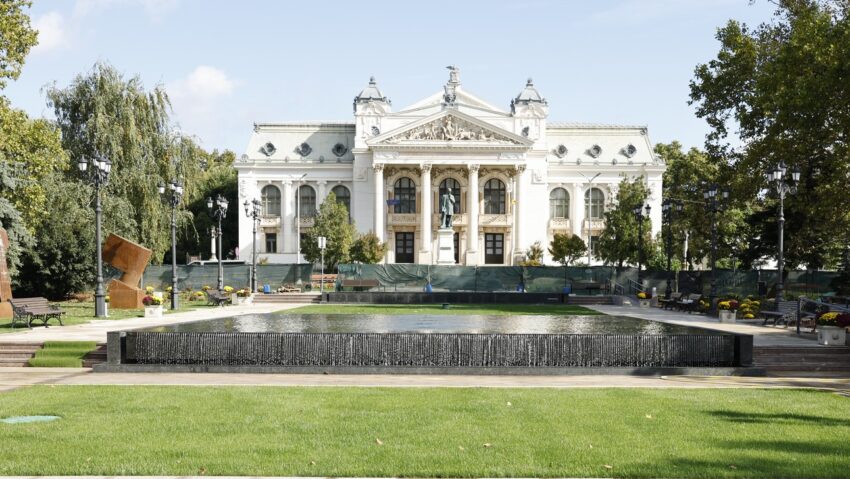 (AUDIO) Esplanada Teatrului Național din Iași devine spațiu liturgic de Hramul Sfintei Parascheva