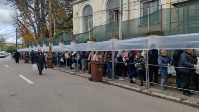 Iași: Peste 6.000 de pelerini așteaptă la rând pentru a se închina la moaștele Sfintei Cuvioase Parascheva