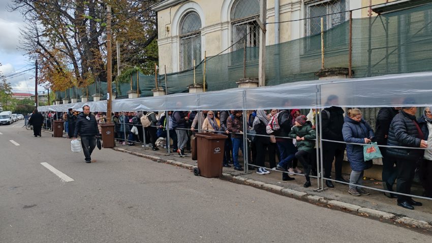 Iași: Peste 9.000 de pelerini așteaptă la rând pentru a se închina la moaștele Sfintei Cuvioase Parascheva