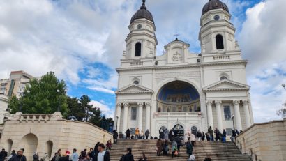 Distincţii pentru familiile de preoţi cu mulţi copii, oferite de IPS Părinte Teofan, Mitropolitul Moldovei şi Bucovinei, la sărbătoarea Sfintei Cuvioase Parascheva