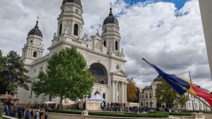 Mii de pelerini așteaptă să se închine la racla Sfintei Cuvioase Parascheva