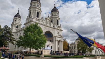 Mii de pelerini așteaptă să se închine la racla Sfintei Cuvioase Parascheva