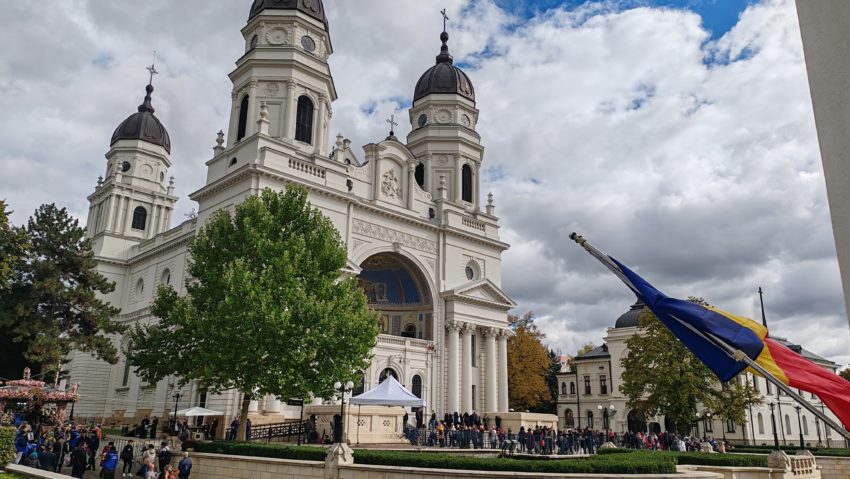 Mii de pelerini așteaptă să se închine la racla Sfintei Cuvioase Parascheva Mii de pelerini așteaptă să se închine la racla Sfintei Cuvioase Parascheva
