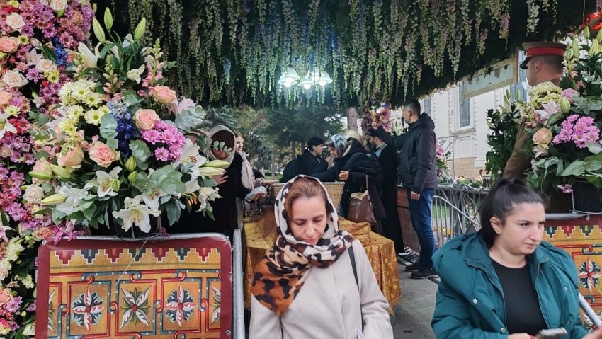 Numărul pelerinilor care se închină la racla cu moaştele Sfintei Cuvioase Parascheva, la Catedrala Mitropolitană din Iaşi, în creştere