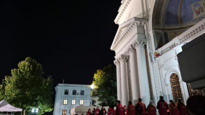 Racla cu sfintele moaște ale Sfintei Cuvioase Parascheva, reintrodusă în Catedrala Mitropolitană. Lăcașul rămâne deschis toată noaptea pentru credincioși