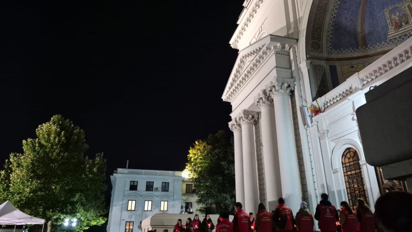 Racla cu sfintele moaște ale Sfintei Cuvioase Parascheva, reintrodusă în Catedrala Mitropolitană. Lăcașul rămâne deschis toată noaptea pentru credincioși Racla cu sfintele moaște ale Sfintei Cuvioase Parascheva, reintrodusă în Catedrala Mitropolitană. Lăcașul rămâne deschis toată noaptea pentru credincioși