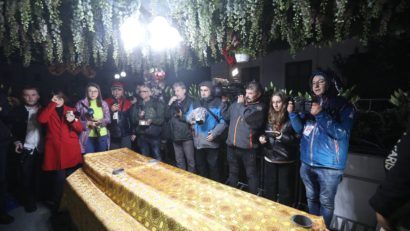 Sute de credincioșii asteaptă la rând pentru a se închina la racla Sfintei Cuvioase Parascheva