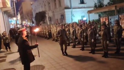 (VIDEO) Retragerea cu torțe a încheiat sărbătorirea Zilei Armatei la Iași