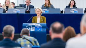 (AUDIO) De la tribuna Parlamentului European, șefa executivului comunitar, Ursula von der Leyen: „o pace justă și durabilă înseamnă garanții de securitate reale pentru Ucraina și Europa”