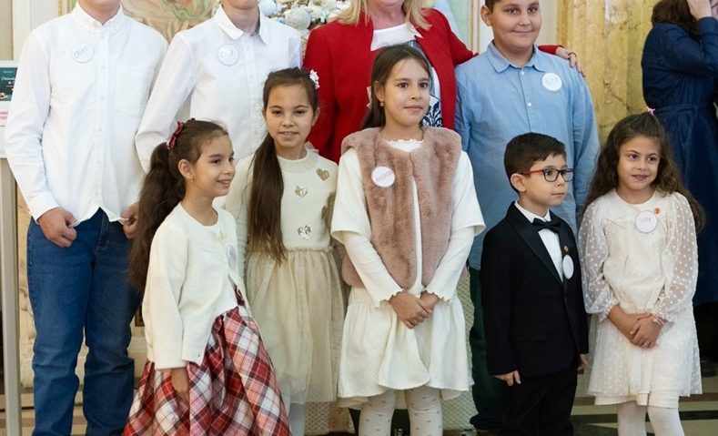 Copiii români, pe podiumul sărăciei din UE: Festivalul Brazilor de Crăciun ridică vocea copiilor vulnerabili pentru care accesul la educație e o luptă