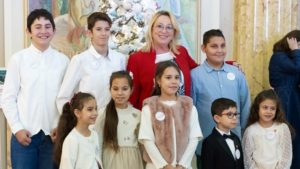 Copiii români, pe podiumul sărăciei din UE: Festivalul Brazilor de Crăciun ridică vocea copiilor vulnerabili pentru care accesul la educație e o luptă