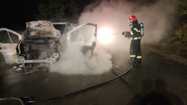 (FOTO) Botoşani: O maşină a luat foc în timp ce rula pe un drum judeţean