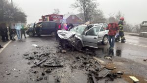 Suceava: Şase persoane, dintre care trei copii, rănite într-un accident rutier pe DN 17, la Ilişeşti