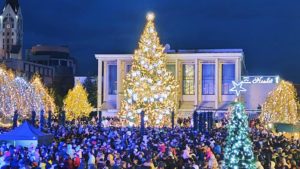 La Bacău se deschide Târgul de Crăciun, cu aprinderea luminilor festive în Piața Tricolorului