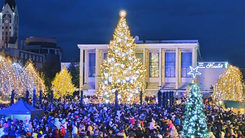 La Bacău se deschide Târgul de Crăciun, cu aprinderea luminilor festive în Piața Tricolorului