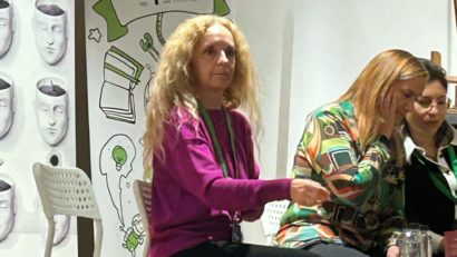 #StareaEducației (INTERVIU) Scriitoarea Veronica D. Niculescu: ” Pentru mine, FILIT înseamnă ieșirea din singurătate. Întâlnirile cu elevii și copiii sunt impresionante, mai ales când vii între ei și vezi bucuria din ochii lor, mânuțele care tremură când vin la un autograf. Întrebările adresate sunt sofisticate și aparțin, de obicei, adolescenților.”