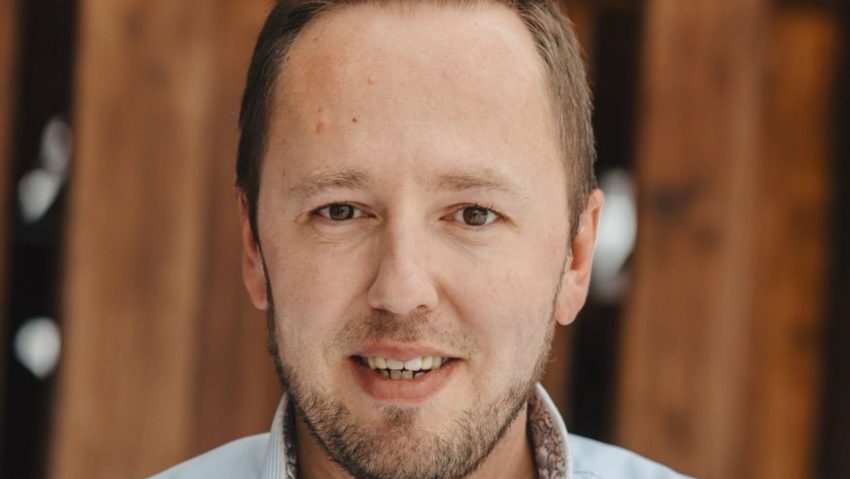 #StareaEducației (INTERVIU) Radu Szekely, consilier onorific al Ministrului Educației: ”Sistemul de învățământ din România nu este pregătit să piloteze planurile cadru alternative pentru liceu. Nu este pregătit pentru că este un sistem foarte centralizat. De zeci de ani a funcționat fără a da profesorilor sau unităților de învățământ un grad minim de autonomie în decizie, la orice nivel.”  