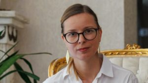 #StareaEducației (INTERVIU) Andreea Archip, redactor șef Scena9: ”Pentru a rezolva problema analfabetismului funcțional este nevoie ca toți actorii din sistem să stea la aceeași masă, fără gâlceavă. Profesorii au nevoie de o altă formare, astfel încât ei să poată toți, indiferent de disciplină, să predea literație și numerație.”