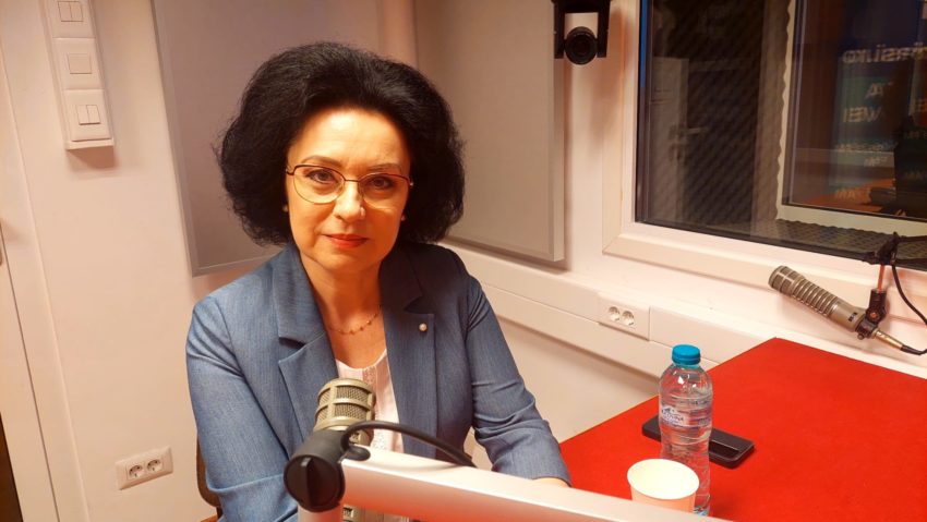 (AUDIO) Luciana Antoci, consilier de stat: ”În educație, nu vor mai exista măsuri suplimentare de austeritate, iar discuția despre reduceri nu va mai fi reluată în următorii ani. Odată cu posibile recalibrări bugetare, se va putea reveni asupra unor decizii restrictive.”