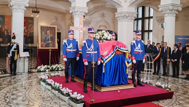 (AUDIO/ FOTO) Iași: Sicriul cu rămășițele domnitorului Grigore Alexandru Ghica a fost depus în Sala Voievozilor de la Palatul Culturii
