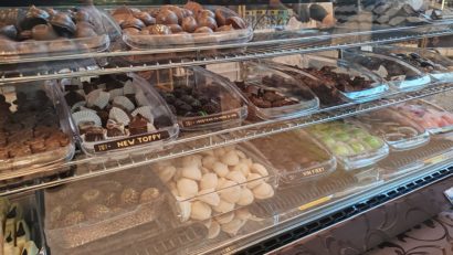 (AUDIO/FOTO) Coiful de la Coțofenești, refăcut în ciocolată. Praline cu gusturi neobișnuite, la Festivalul Ciocolatei de la Iași