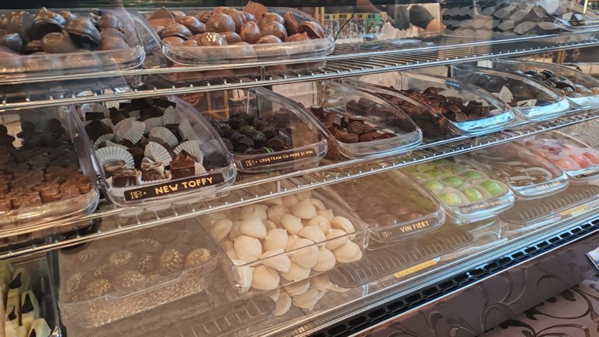 (AUDIO/FOTO) Coiful de la Coțofenești, refăcut în ciocolată. Praline cu gusturi neobișnuite, la Festivalul Ciocolatei de la Iași